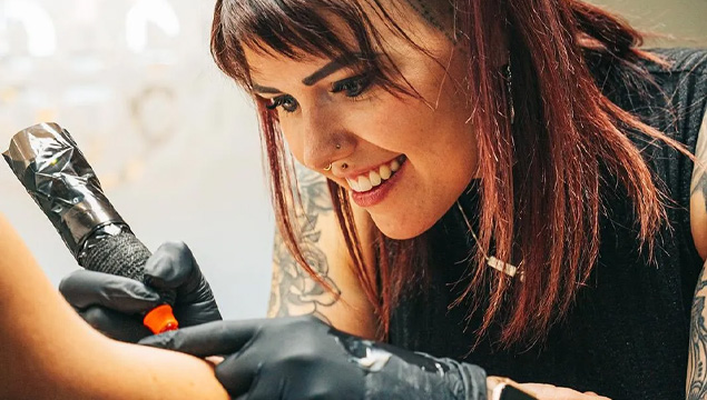 Tattoo artist van Patrem Filia aan het werk