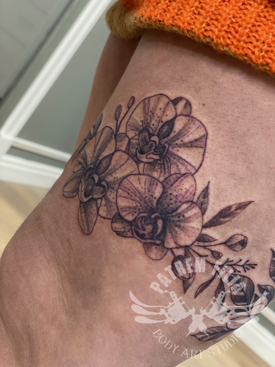 bloemband op bovenbeen Tattoeages 2
