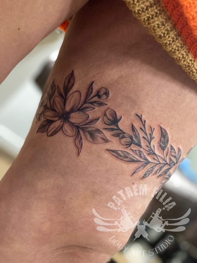 bloemband op bovenbeen Tattoeages 3