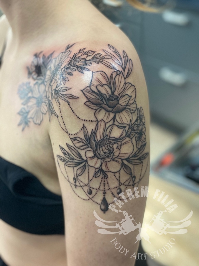 Bloemen op bovearm/schouder/borst Tattoeages 1