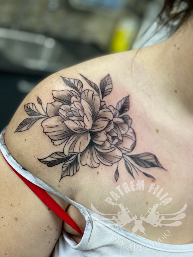 bloemen op schouder Tattoeages 1