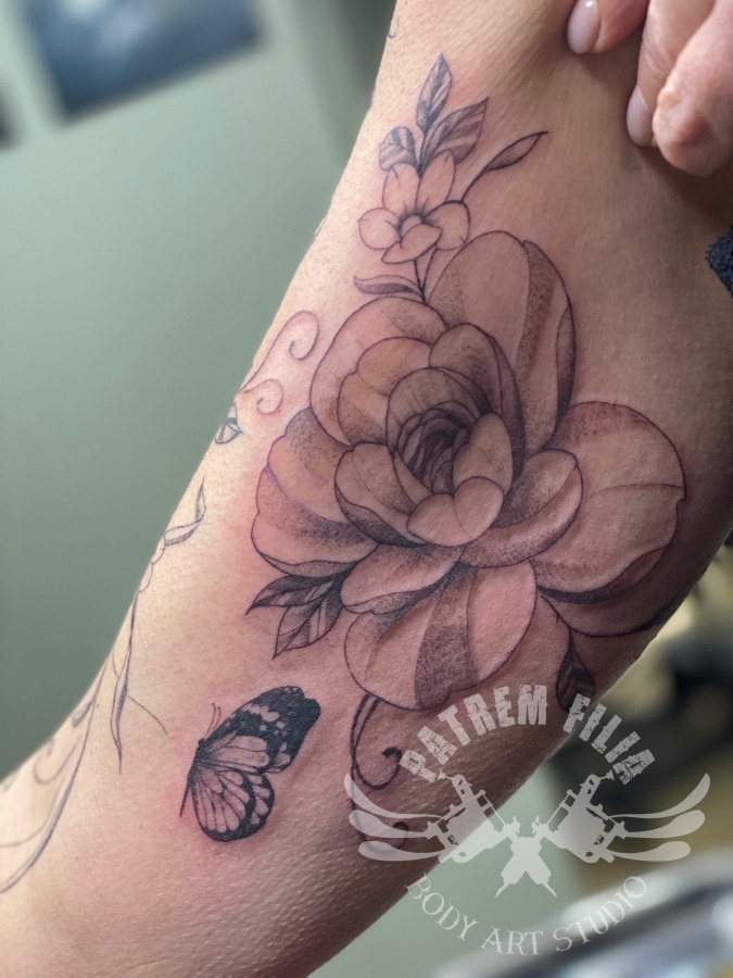 bovenarm met bloemen en vlinders Tattoeages 4