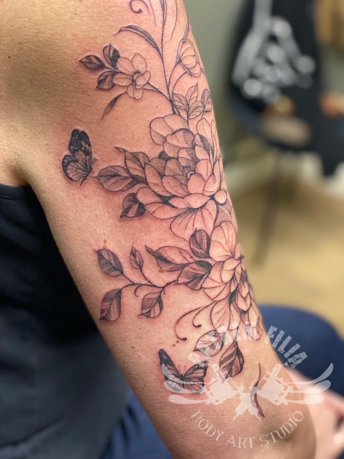 bovenarm met bloemen en vlinders Tattoeages 1