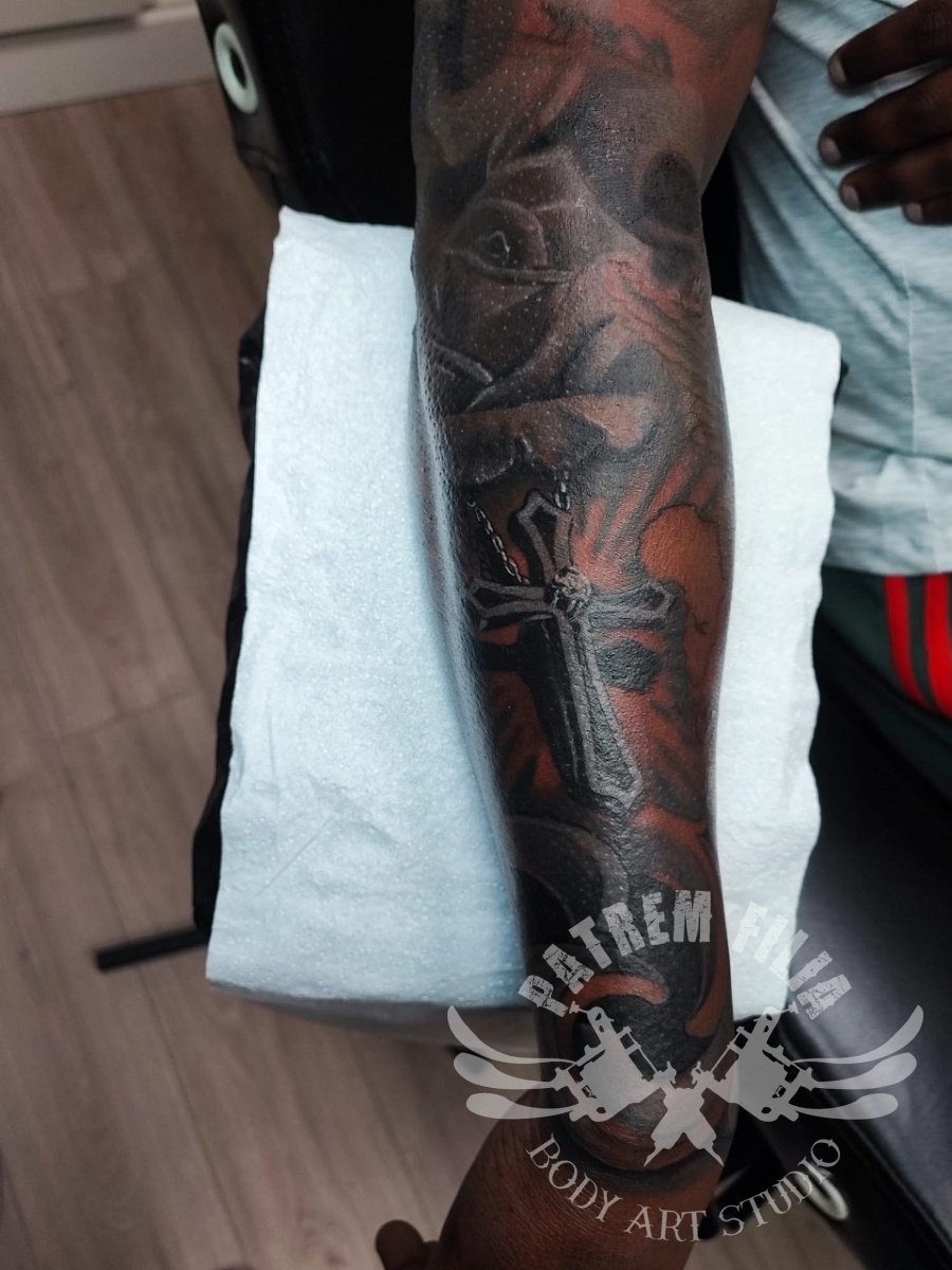 Cover op onderarm op donkere huid Tattoeages 1