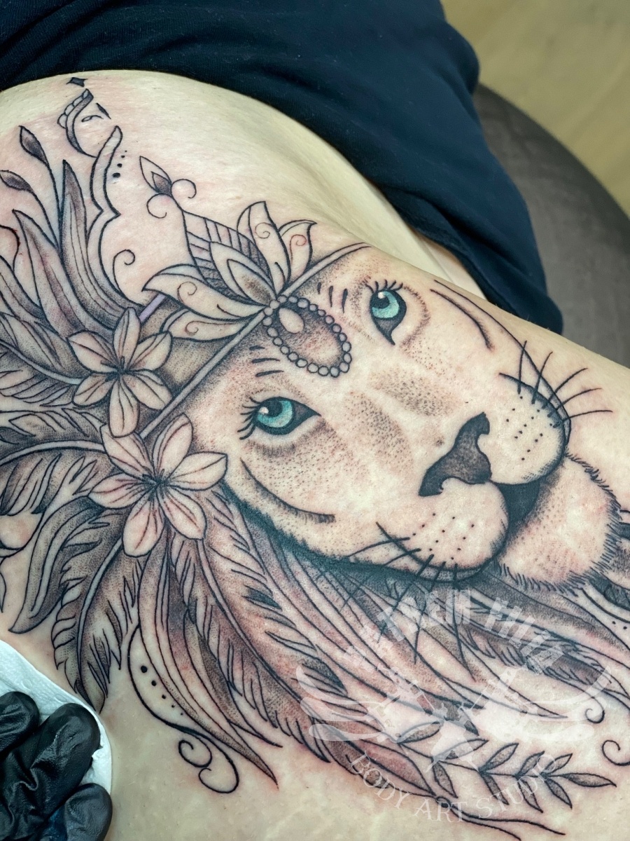 Leeuw met bloemen Tattoeages 1