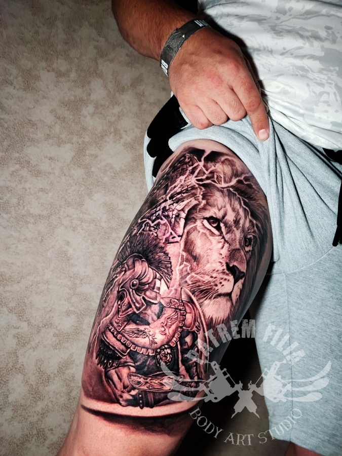 Leeuw met romeinse strijder Tattoeages 1
