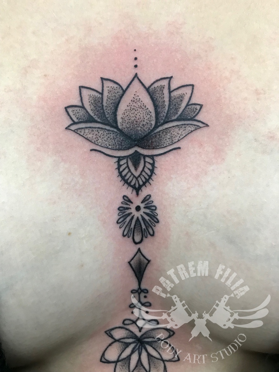 lotus sternum Tattoeages 1