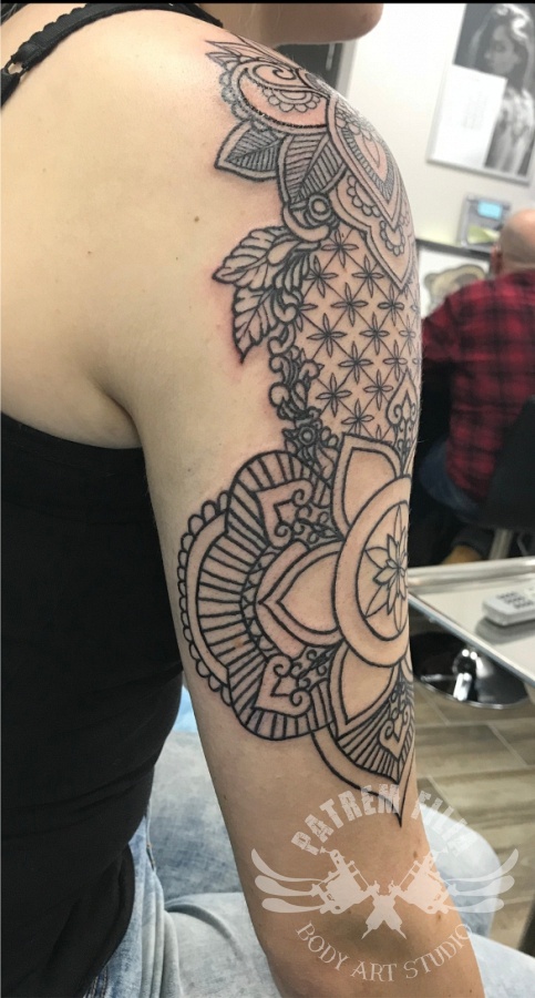 Mandala bovenarm Tattoeages 1