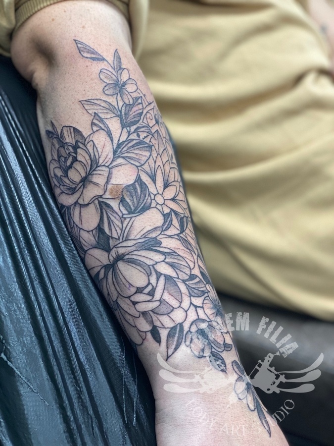 Mandala met bloemen op onderarm Tattoeages 1