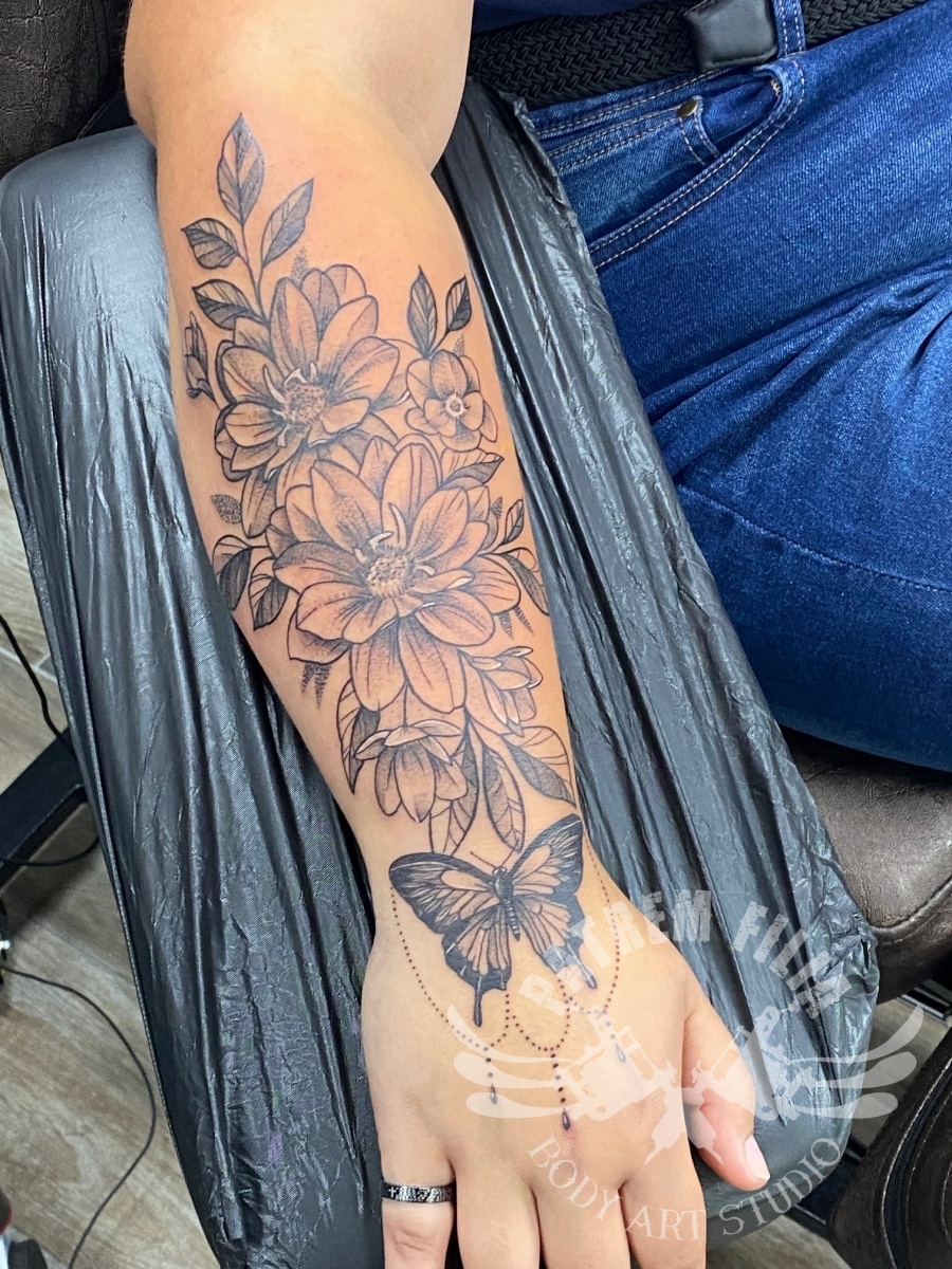 Onderarm met bloemen en vlinder Tattoeages 1