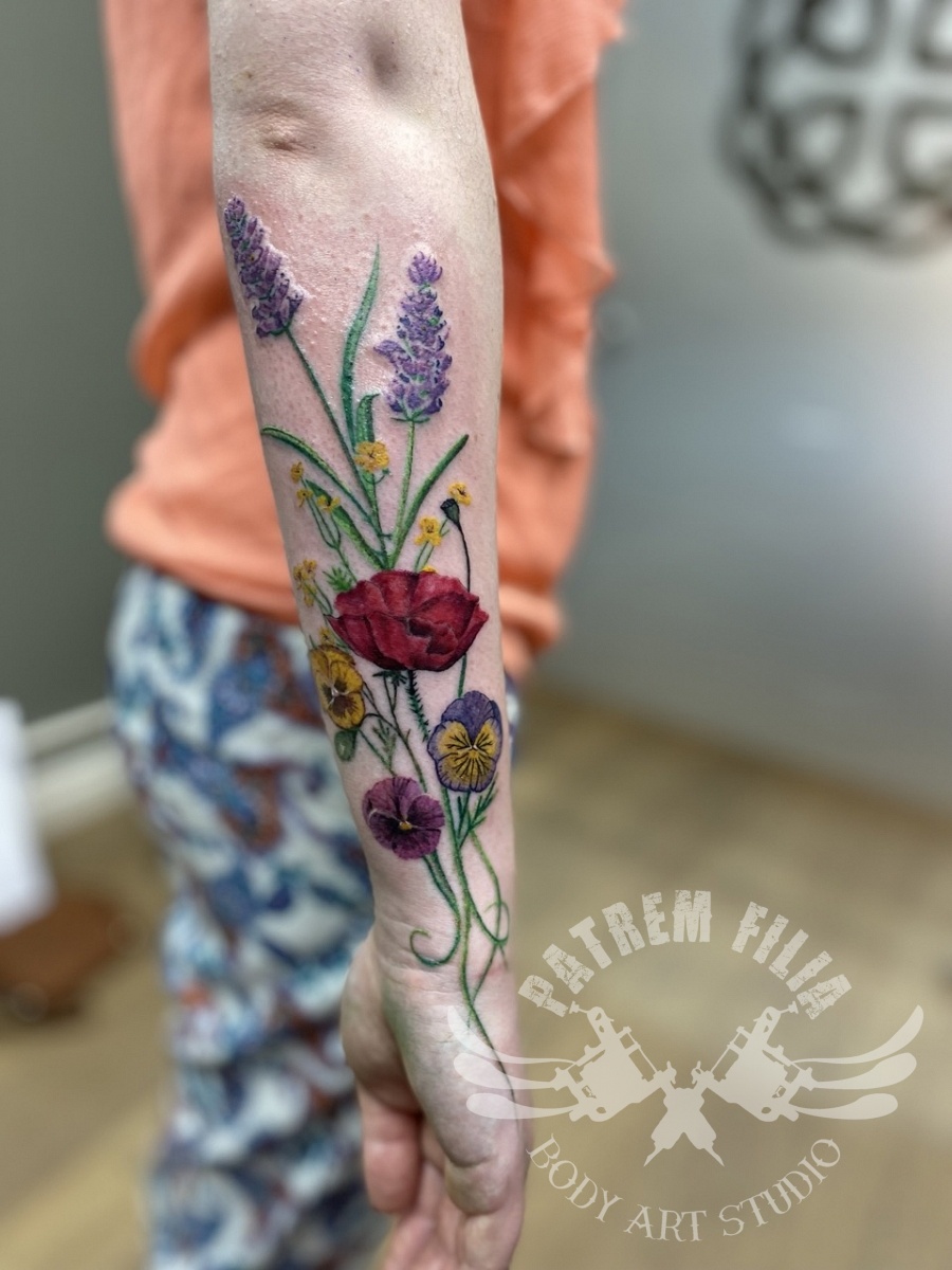 Wilde bloemen op onderarm Tattoeages 1