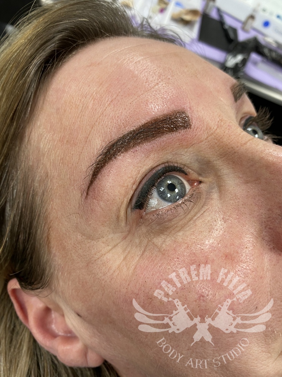 Powder Brows met Eyeliner boven Permanente Make Up