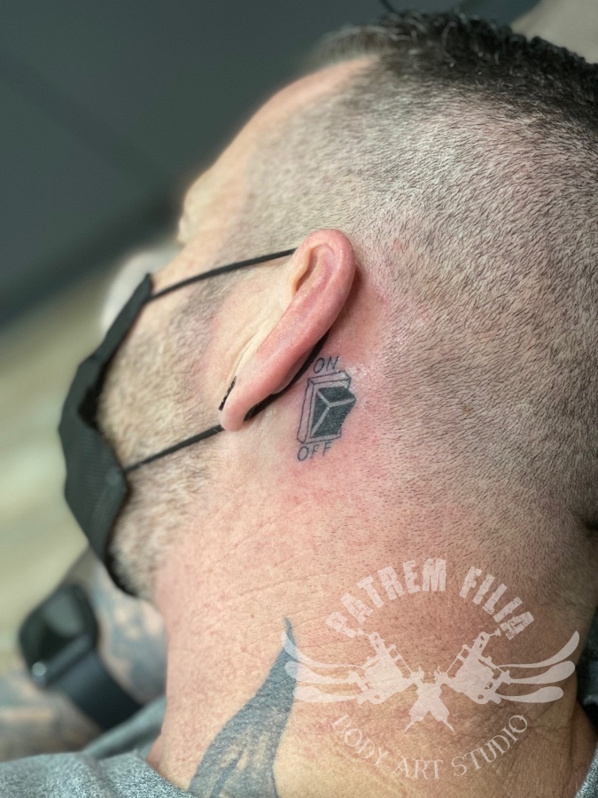 aan/uit switch achter oor Tattoeages