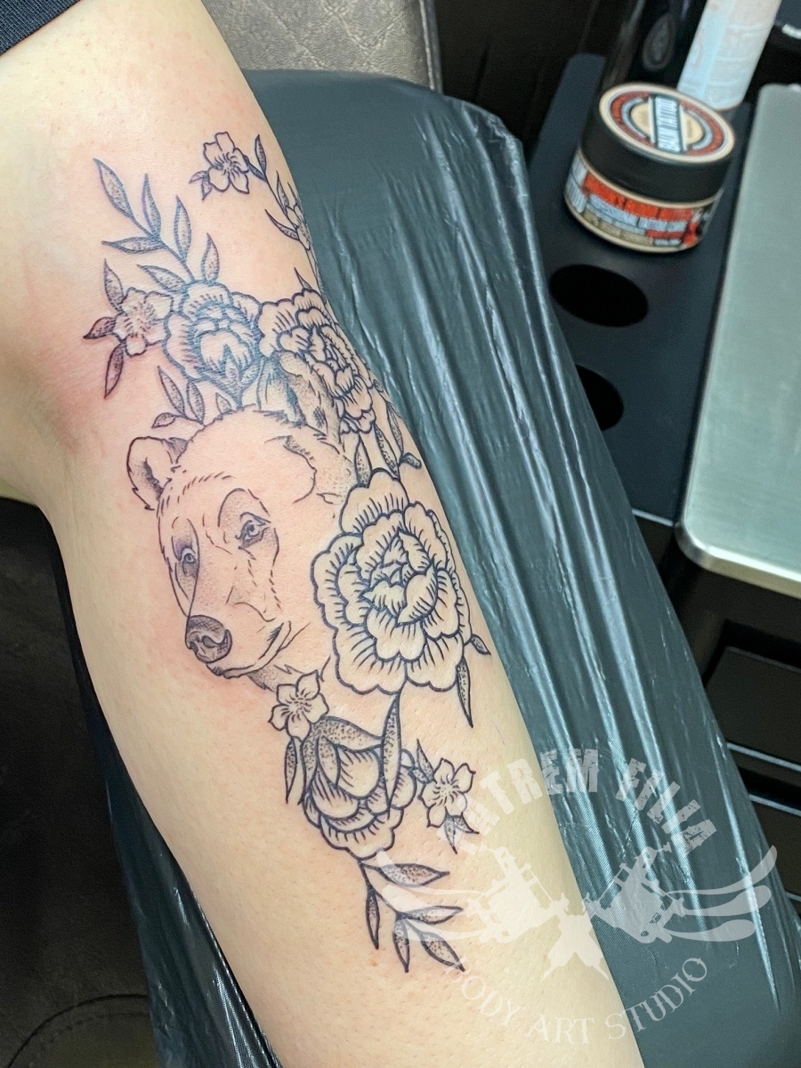 Beer met bloemen Tattoeages