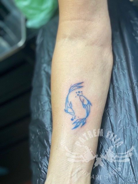 blauwe visjes op onderarm Tattoeages