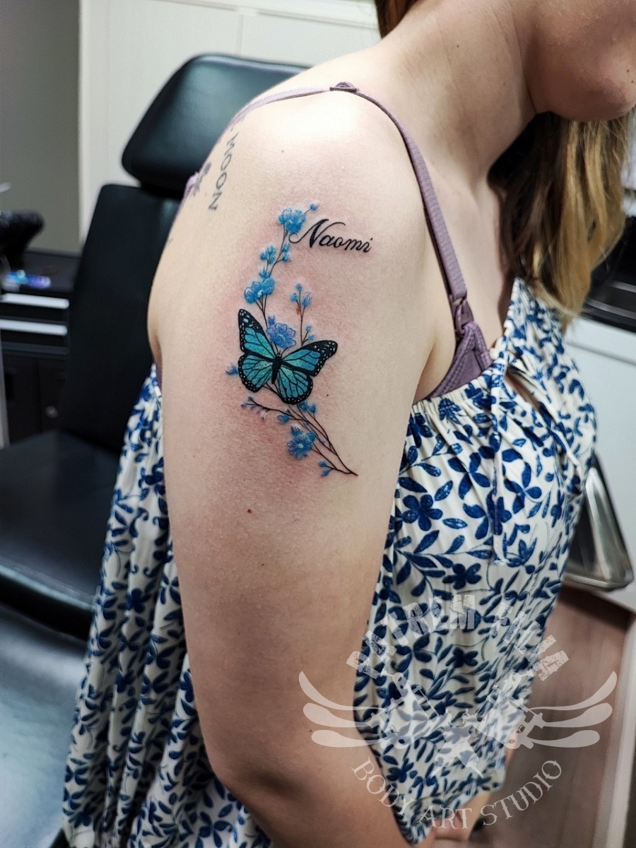 Blauwe vlinder met wilde bloemetjes Tattoeages