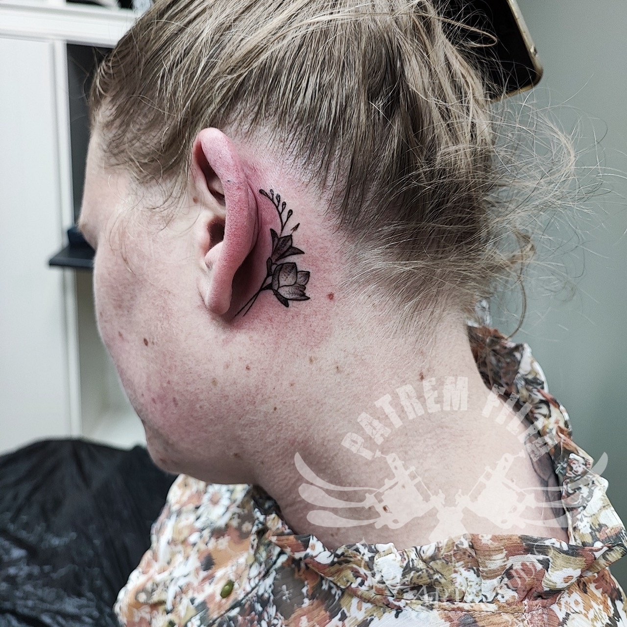 bloem achter oor Tattoeages