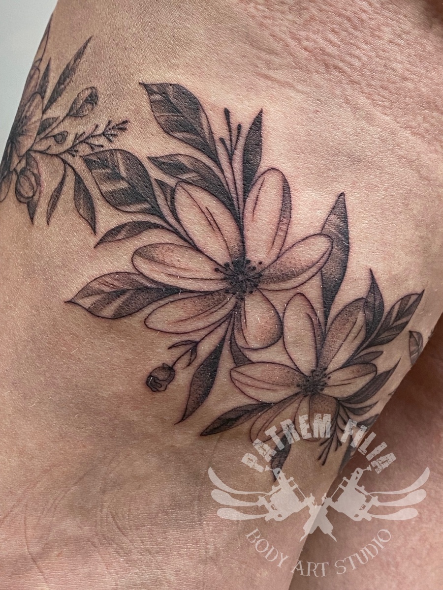 bloemband op bovenbeen Tattoeages