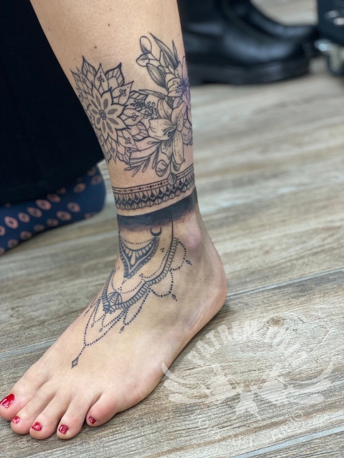 Bloemen met mandala's op onderbeen Tattoeages