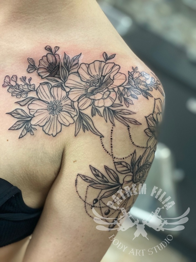 Bloemen op bovearm/schouder/borst Tattoeages