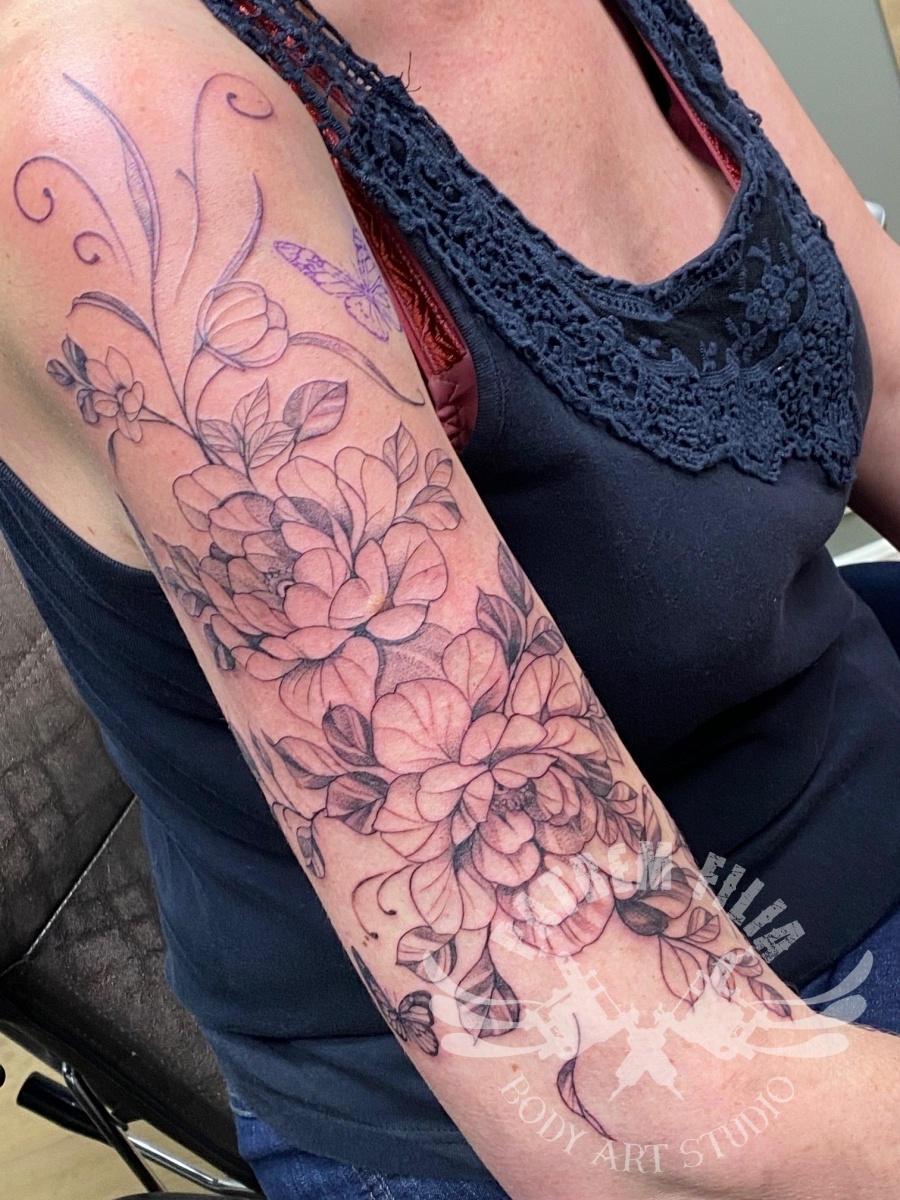 bloemen op bovenarm Tattoeages