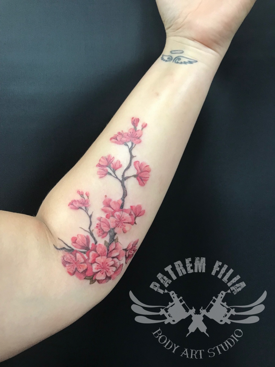 bloemen op litteken Tattoeages