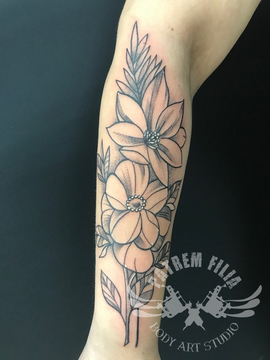 bloemen op onderarm Tattoeages