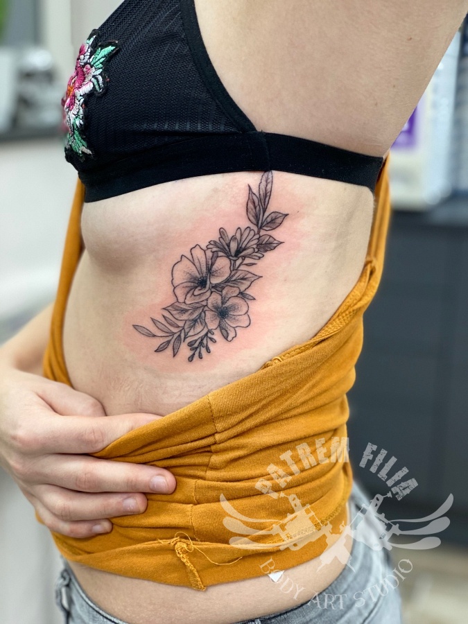 bloemen op ribben Tattoeages