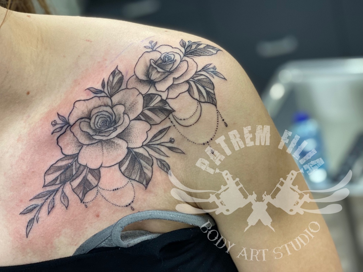 bloemen op schouder Tattoeages