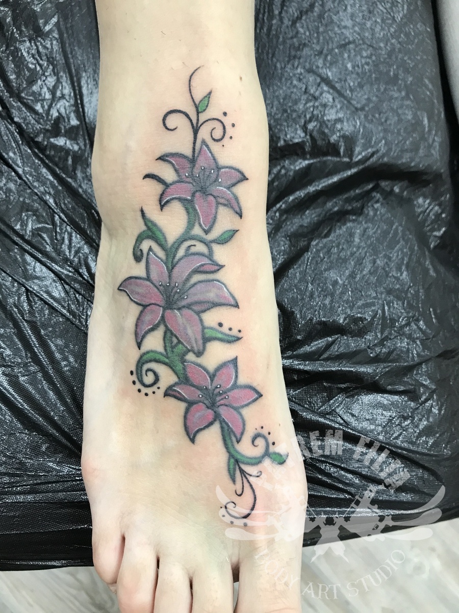 bloemen op voet Tattoeages