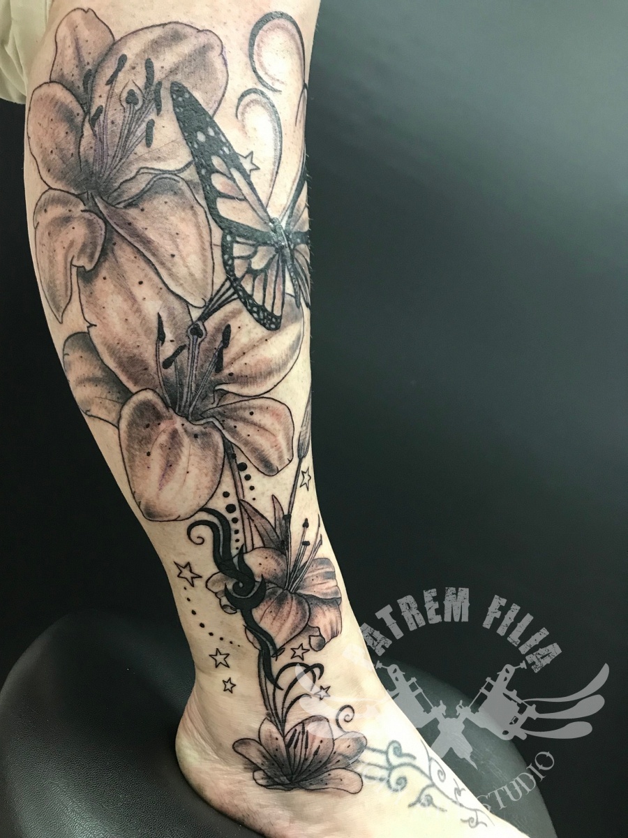 bloemenop onderbeen Tattoeages