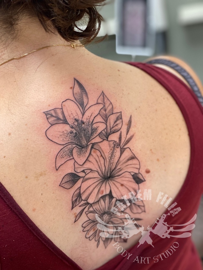 boeketje bloemen op de rug Tattoeages
