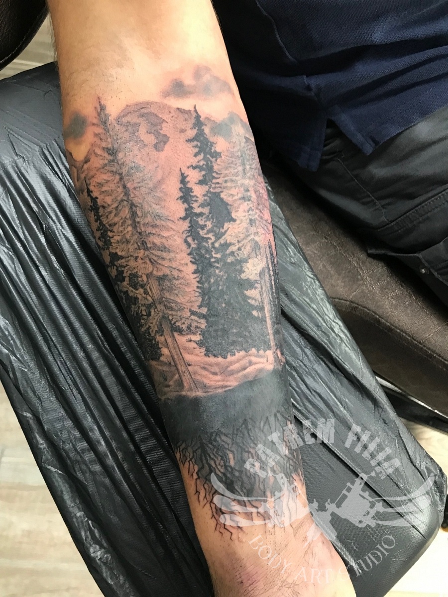 berglandschap met dennebomen Tattoeages
