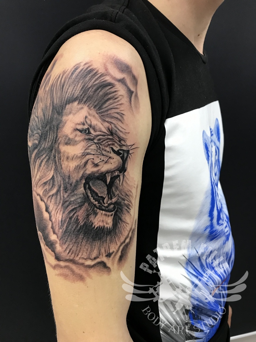 Realistische leeuw Tattoeages