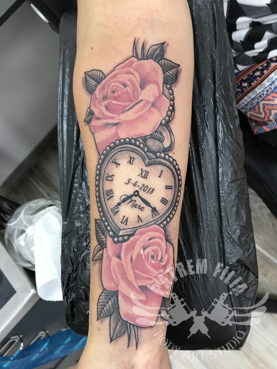 Clock met Rozen Tattoeages