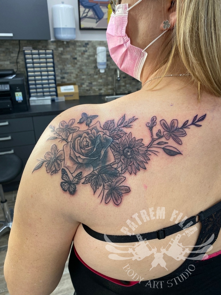 cover met bloemen Tattoeages