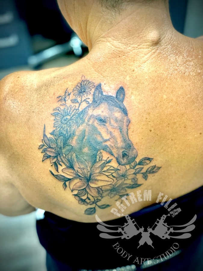 Cover Paardenhoofd met bloemen Tattoeages