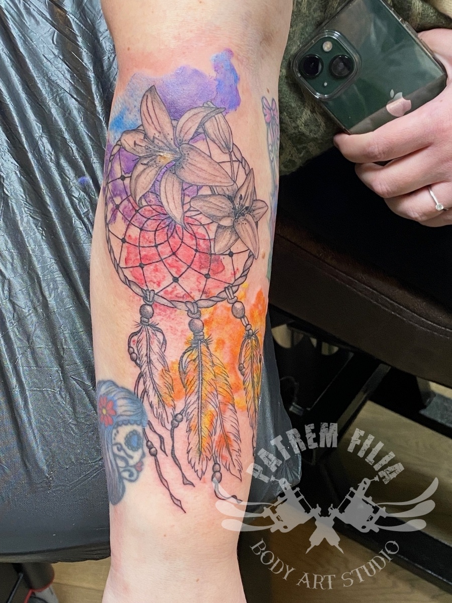 Dromenvanger met veren en bloem Tattoeages
