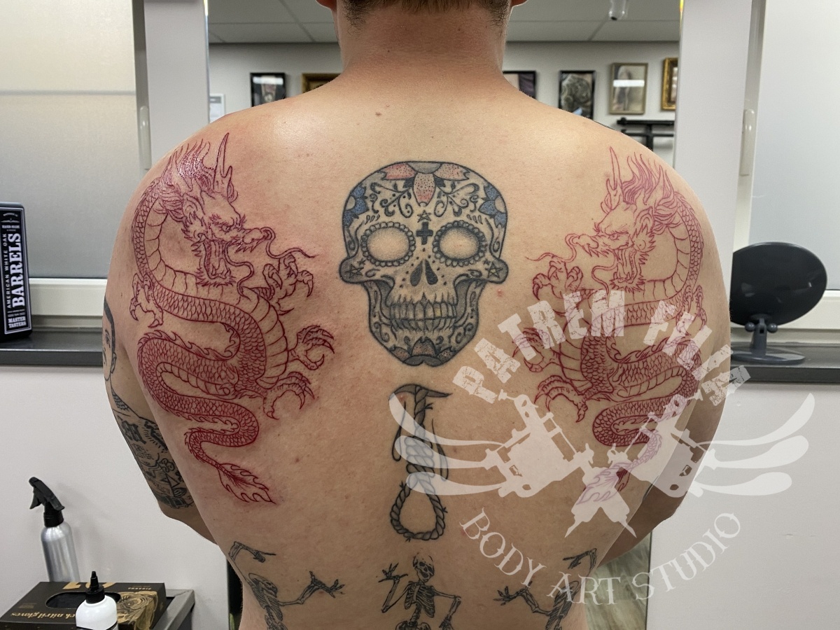 dubbele rode draak op rug Tattoeages
