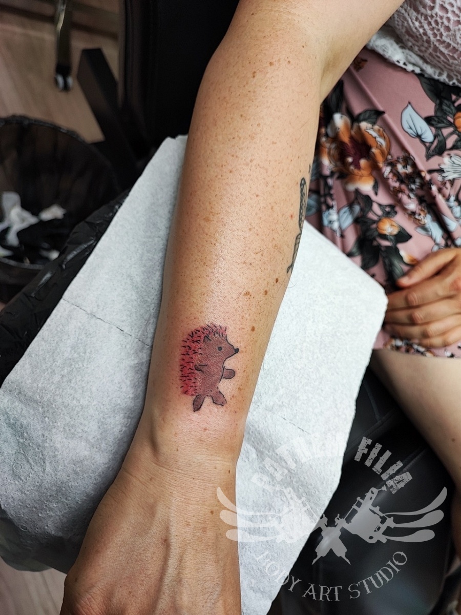 egel op onderarm Tattoeages