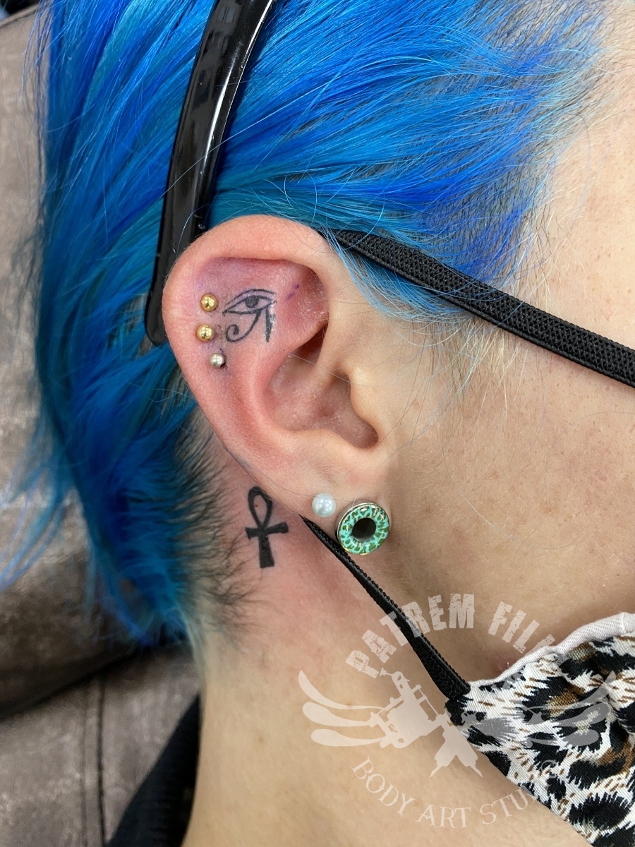 Egyptische oor tattoo Tattoeages
