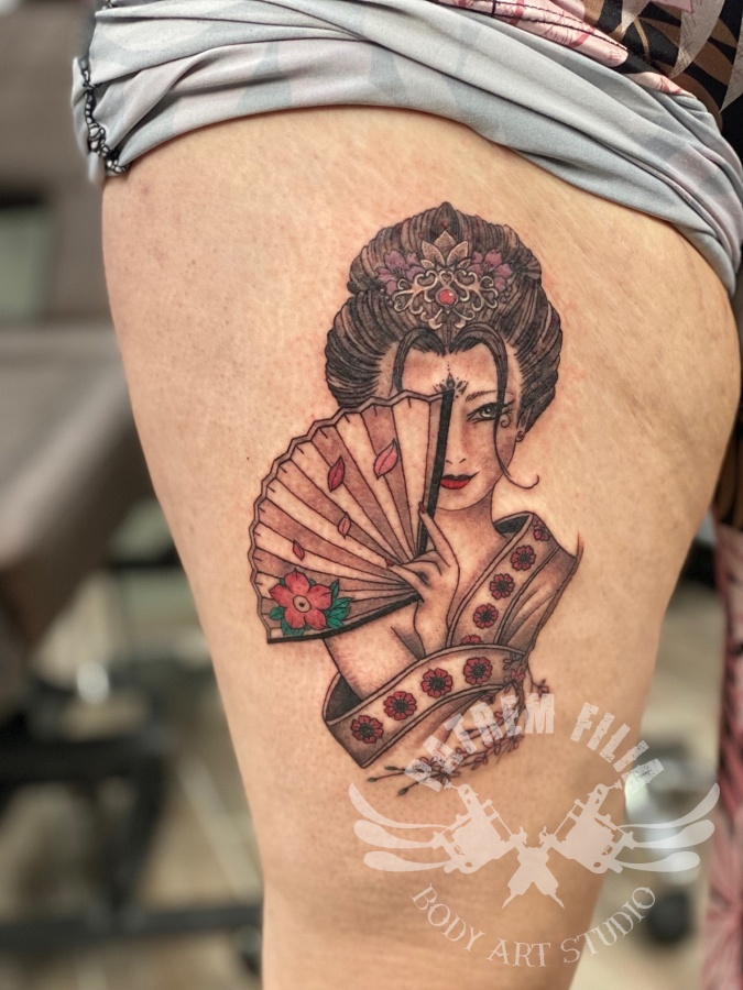 Geisha op bovenbeen Tattoeages