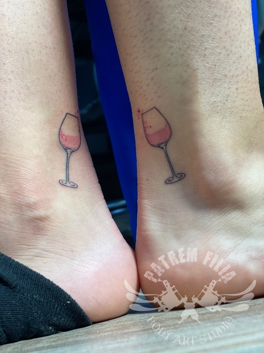 Glaasje wijn voor vriendinnen Tattoeages