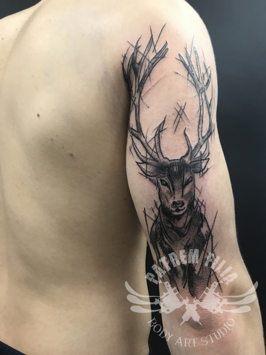 hert op bovenarm Tattoeages