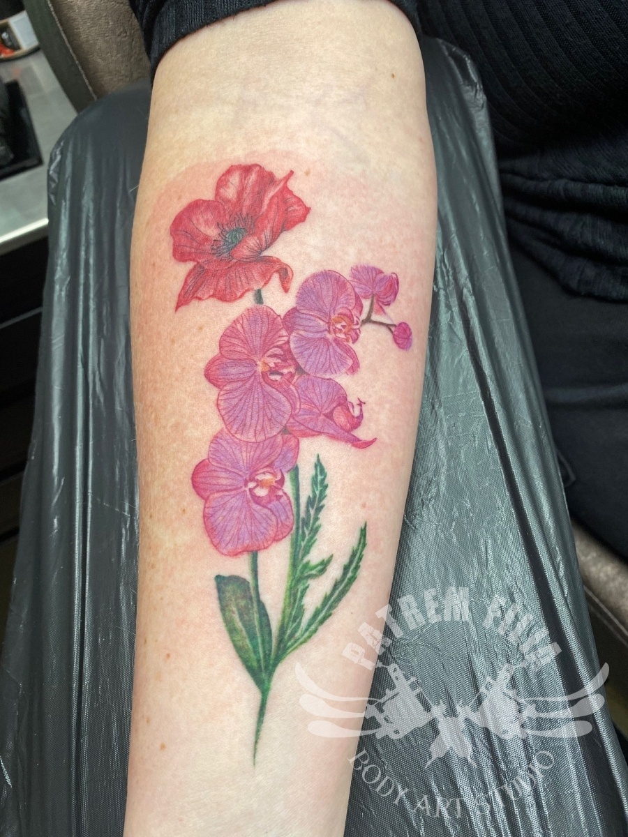 klaproos en orchidee Tattoeages