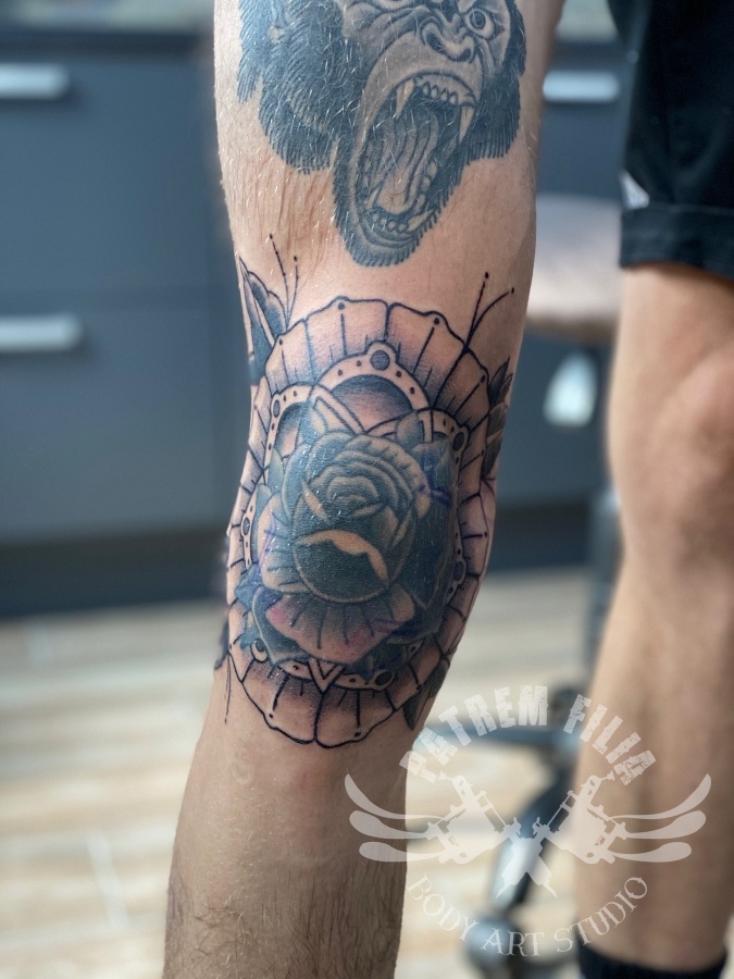 knie tattoo aanvulling Tattoeages