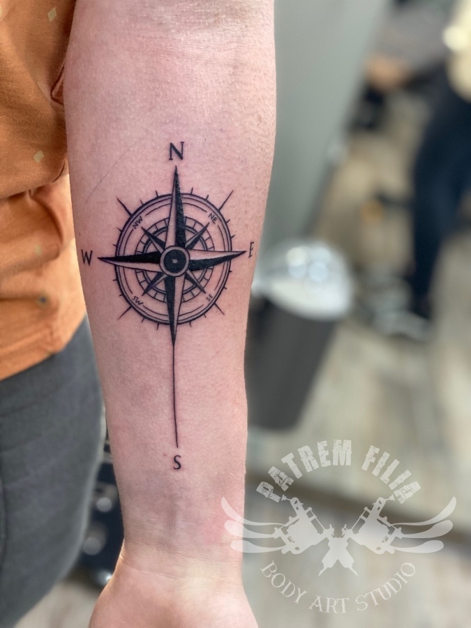Kompas op onderarm Tattoeages