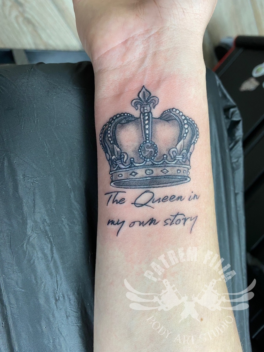 Kroon op pols Tattoeages