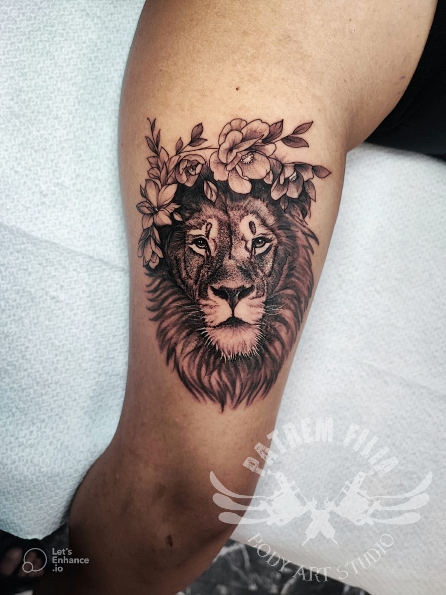 Leeuw met bloemen Tattoeages