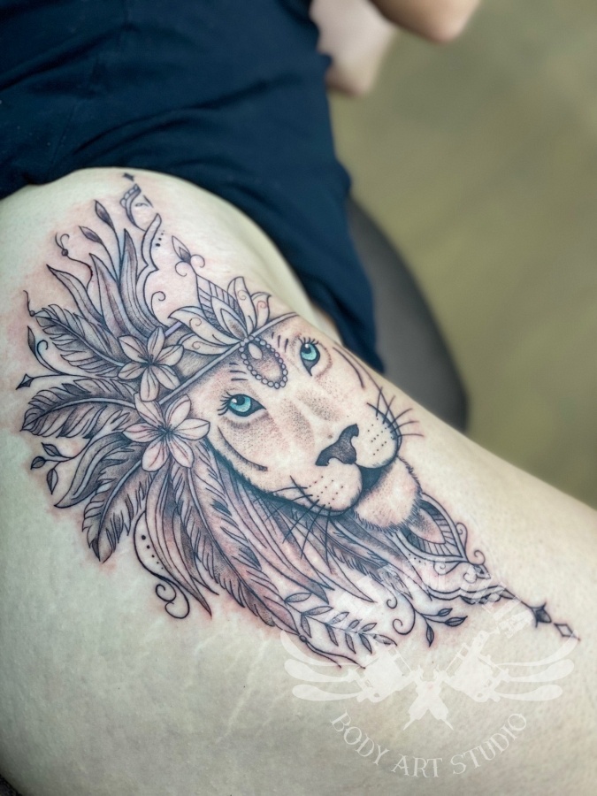 Leeuw met bloemen Tattoeages